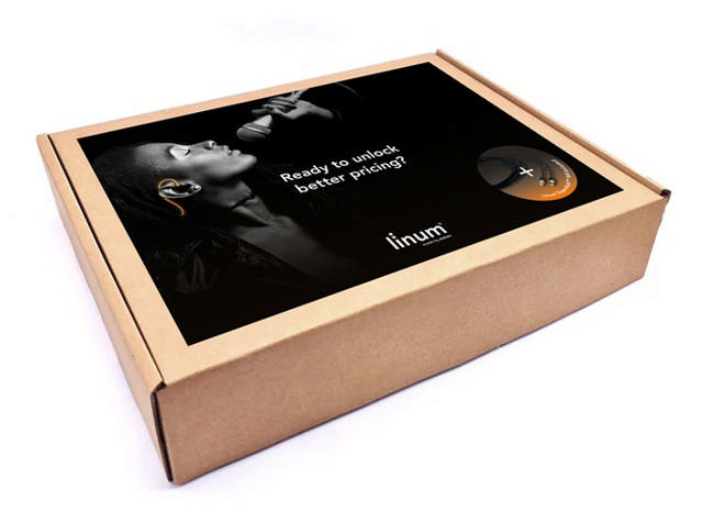 En bærbar computer viser en hjemmeside med et luftfoto af en stor industribygning. Nedenunder er der sektioner for produkter, medarbejderfotos og kataloger.