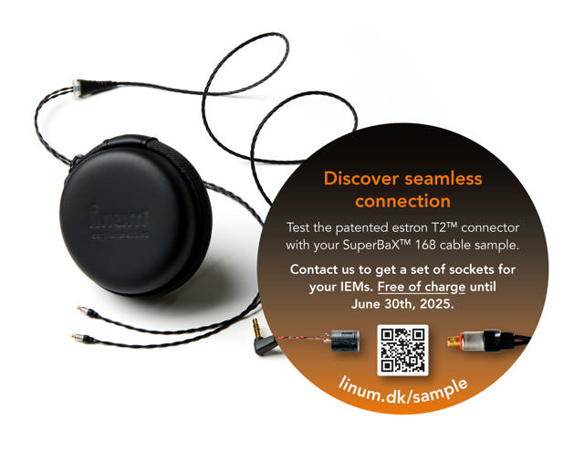 Udvalg af farverige materialeprøver på et bord, herunder træ, marmor og ensfarvede prøver, med teksten 