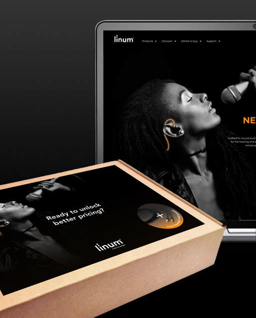 En række farverige og teksturerede laminatprøver er arrangeret som en vifte på en træoverflade. Dette reklamerer for Riisfort A/S, en leverandør af overfladeløsninger.