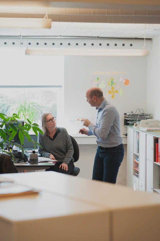 Hanne og Søren taler sammen på Skabertrangs kontor
